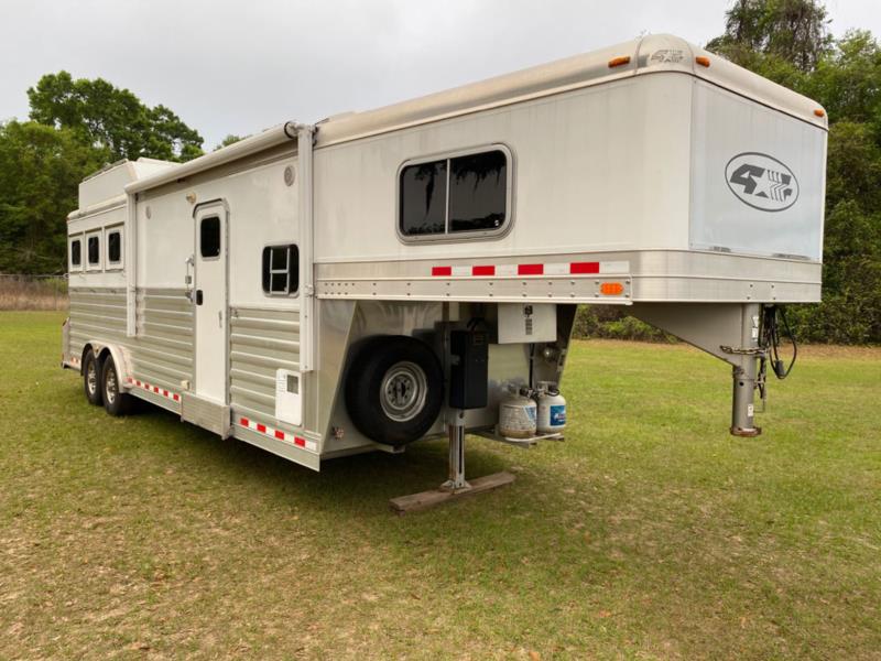 2013 4 Star   3 Horse Horse Trailer With Living Quarters SOLD!!! 