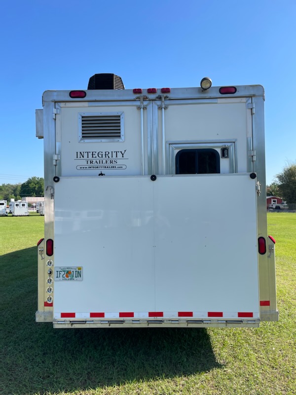 2007 Integrity with Slide  3 Horse Gooseneck Horse Trailer With Living Quarters